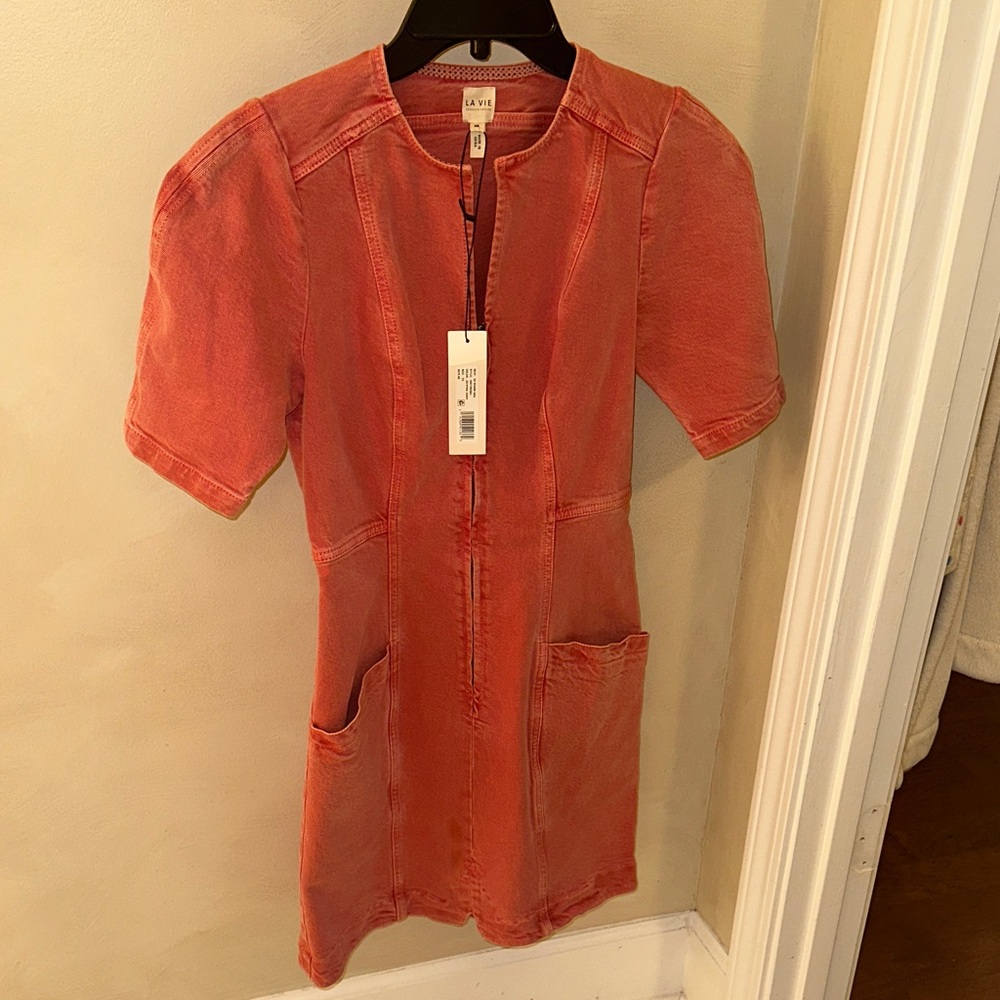 LA VIE NWT  Coral Short Sleeve Dress